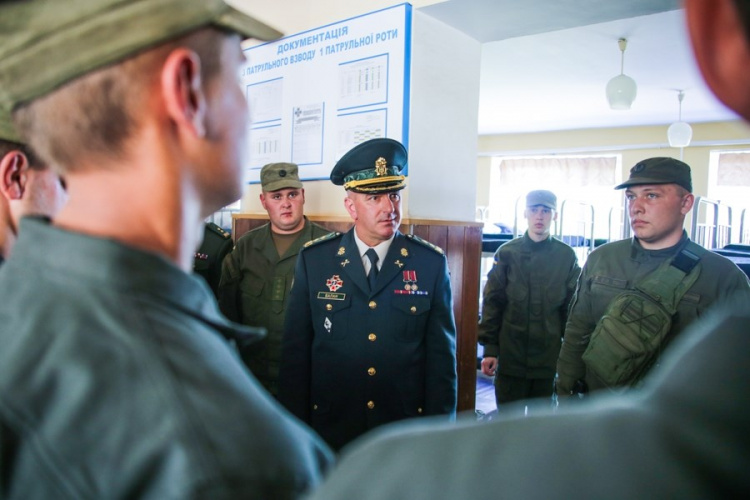 В Кривой Роге представили нового руководителя Нацгвардии области и вручили ключи от машин(фото)