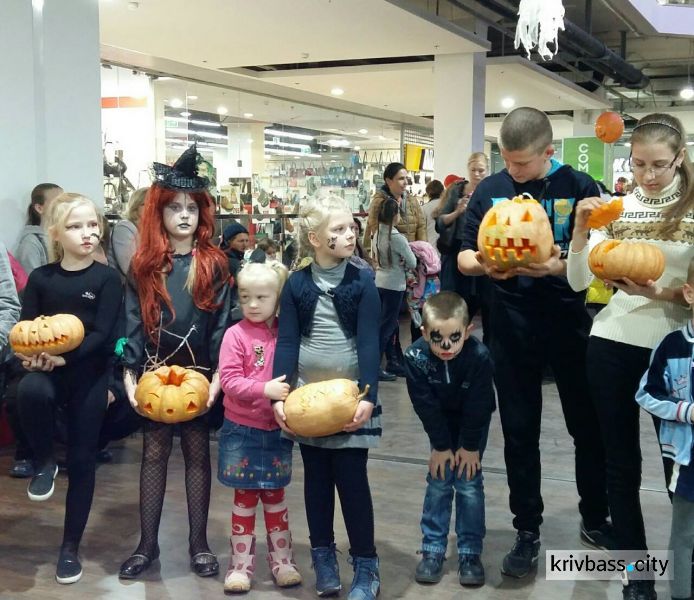 Жители Заречного в Кривом Роге отметили страшно-весёлый праздник Хэллоуин (ФОТОРЕПОРТАЖ)