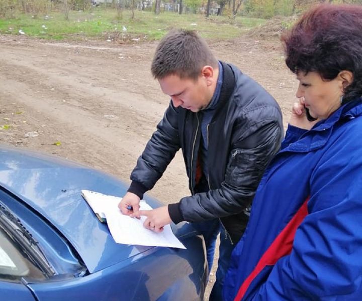 В Кривом Роге управителя оштрафовали за свалку листьев на контейнерной площадке (фото)