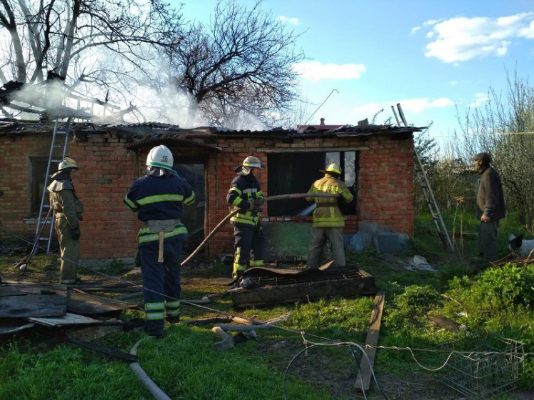 В Кривом Роге пожар оставил горожан без крыши над головой (фото)