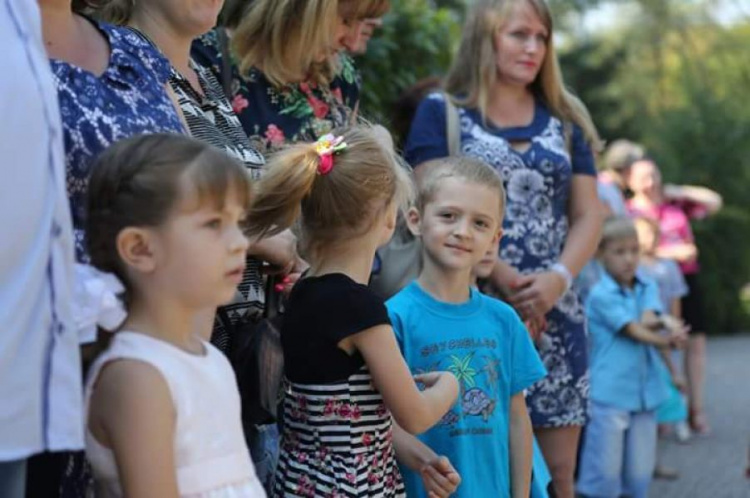 В парке Центрально-Городского района Кривого Рога будущим первоклассникам вручили портфели (ФОТО)