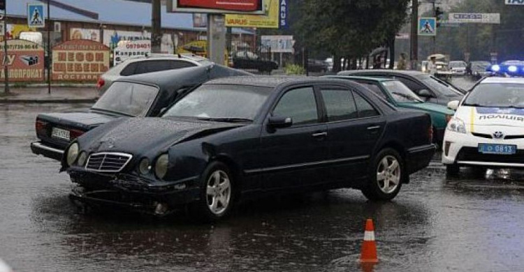 Из-за нерабочего светофора в Кривом Роге столкнулись два авто (ФОТО)