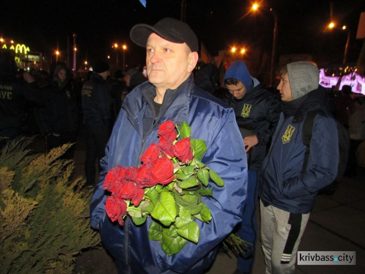 Вместе и порознь в Кривом Роге почтили память Героев Небесной Сотни (ФОТОРЕПОРТАЖ)