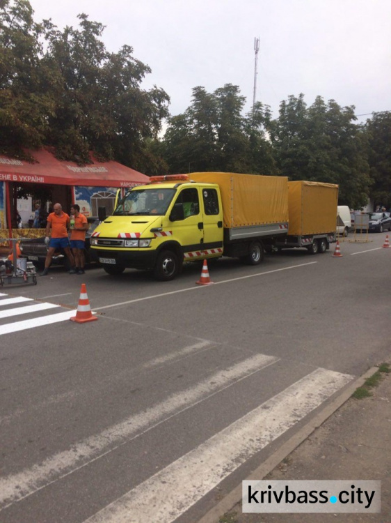 Работы по нанесению дорожной разметке по улице Ивана Авраменка в Кривом Роге (ФОТОФАКТ)