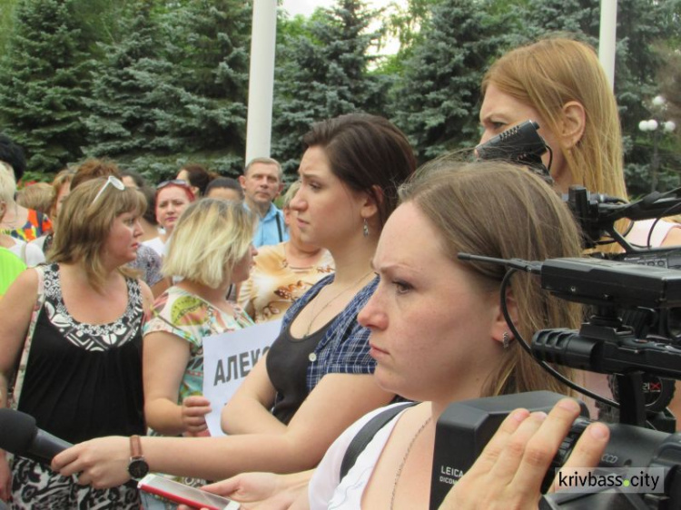 В Кривом Роге под стенами горисполкома медики требовали свою зарплату (ФОТО, ВИДЕО)