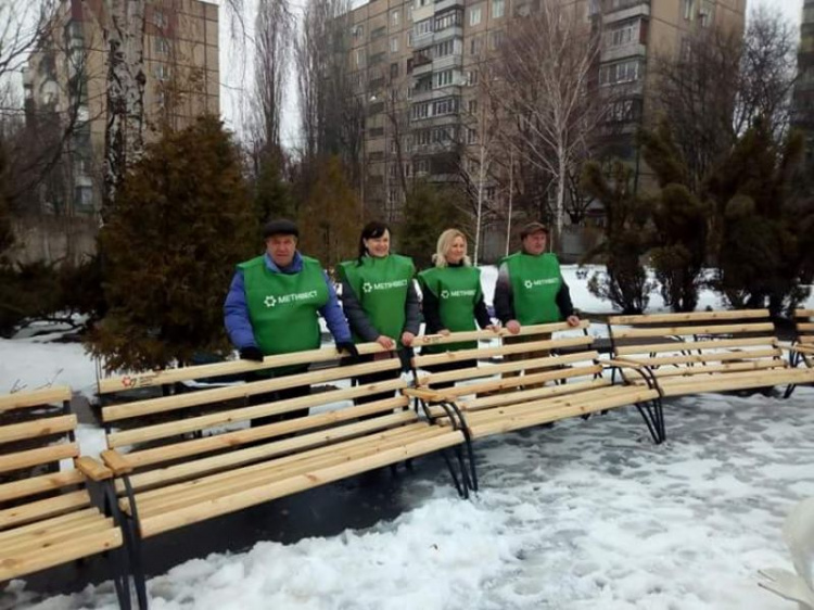 В Кривом Роге возле центра социального обслуживания установили 10 лавочек (ФОТО)