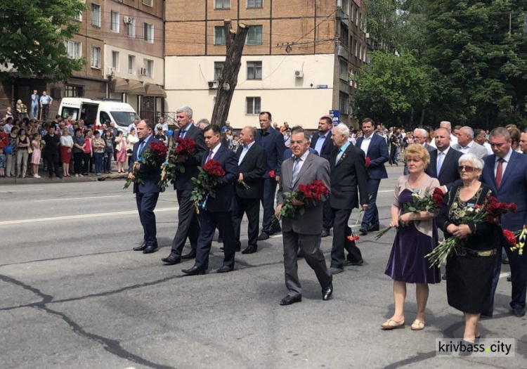 Жители Кривого Рога приняли участие в торжественном параде на проспекте Мира (ФОТО)