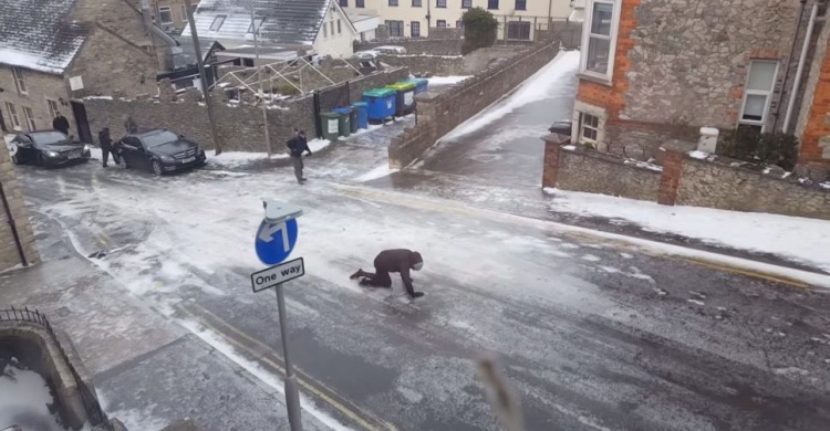 В Британии из-за непогоды целый город превратился в огромный каток (ФОТО+ВИДЕО)