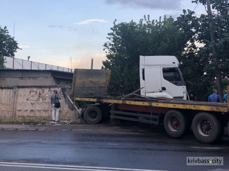 Авария в Кривом Роге: грузовик снёс забор частного дома (ФОТО)