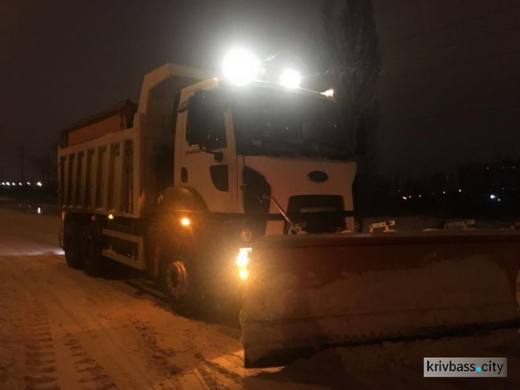 На расчистку дорог от снега ночью в Кривом Роге вывели 52 единицы спецтехники (ФОТО)