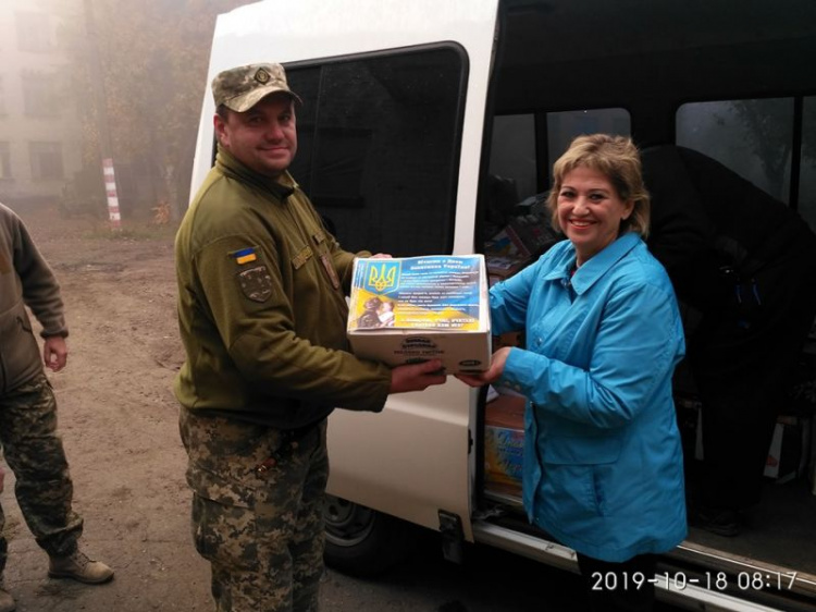 Общественные организации Кривого Рога доставили посылки военнослужащим в зону разграничения (фото)