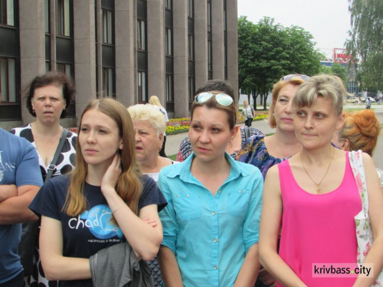 В Кривом Роге под стенами горисполкома медики требовали свою зарплату (ФОТО, ВИДЕО)