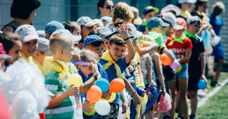 В одной из школ Кривого Рога открыли новый футбольный стадион (фото)