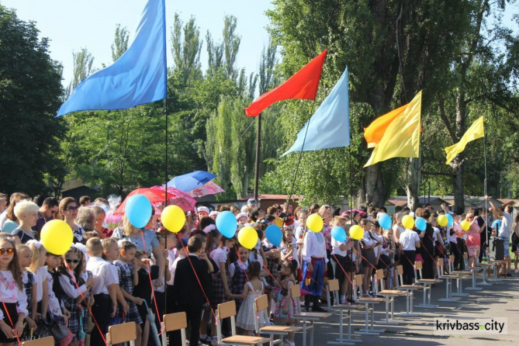 Отшумели: в школах Кривого Рога прозвенел последний звонок (ФОТО) + (ВИДЕО) + (ОБНОВЛЕНО)