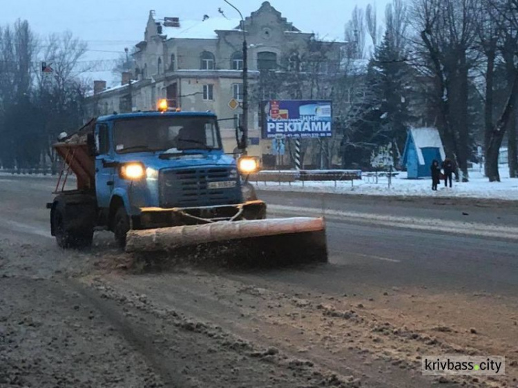 На міських автошляхах працює снігоприбиральна техніка