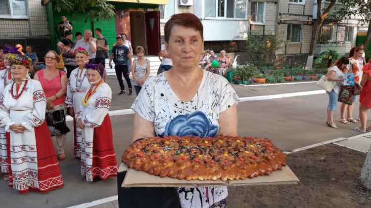 Современный подход: в Кривом Роге внуки вдохновили бабушек на участие в конкурсе "Сто дворов" (ФОТО)