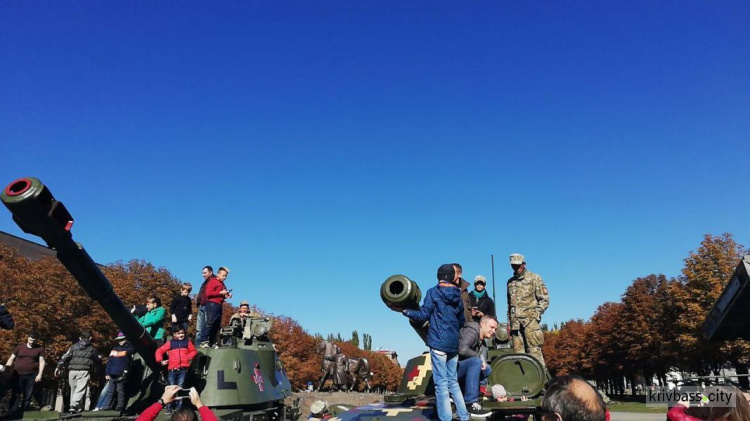 Танки, артиллерийские комплексы, минометы: в Кривом Роге проходит выставка военной техники (ФОТО)