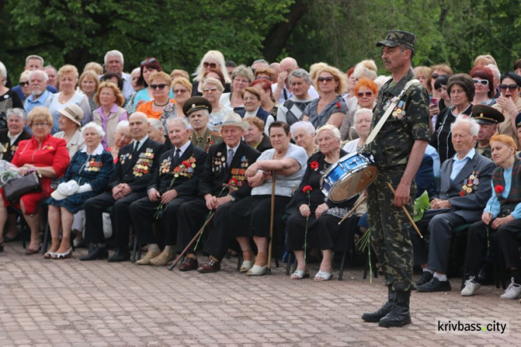 Жители Кривого Рога приняли участие в торжественном параде на проспекте Мира (ФОТО)