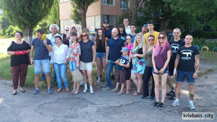 В Кривом Роге перешли от слов к делу: на Солнечном и Юбилейном вырывали амброзию (ФОТО)