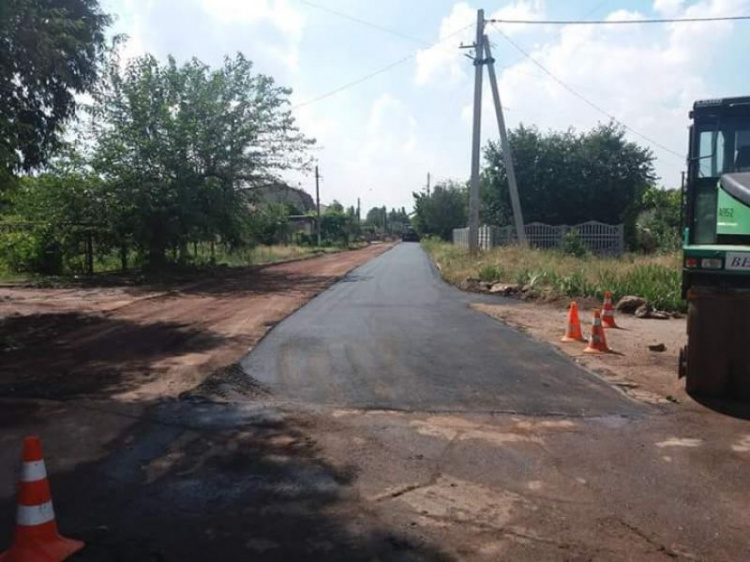 В одном из районов Кривого Рога во дворах жилых домов продолжают асфальтировать улицы (ФОТОФАКТ)