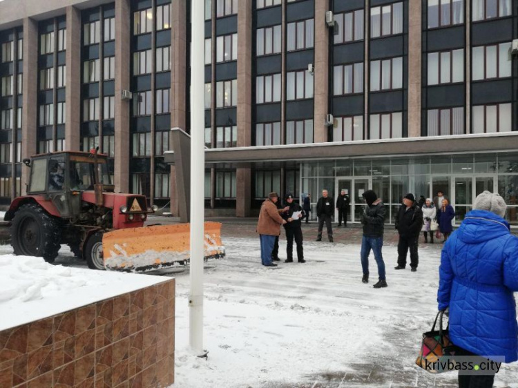 Ситуация накаляется: в Кривом Роге митингующих у стен горисполкома хотели счистить трактором (фото, видео)