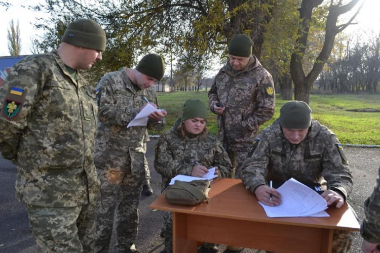 В 17 ОТБр Кривого Рога военнослужащие доказывали, насколько "здоров дух в их здоровом теле"