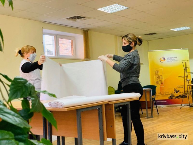 У Кривому Розі волонтери виготовляють маски для пенсіонерів та самотніх криворіжців