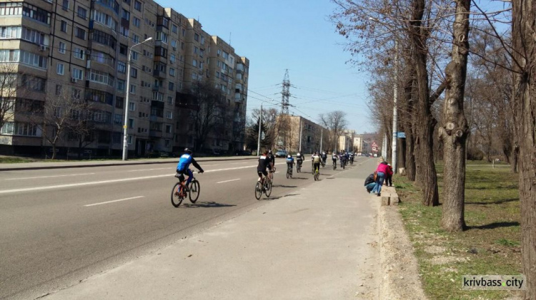 Велопробег цвета неба: в Кривом Роге прошла акция в поддержку детей-аутистов (фото)