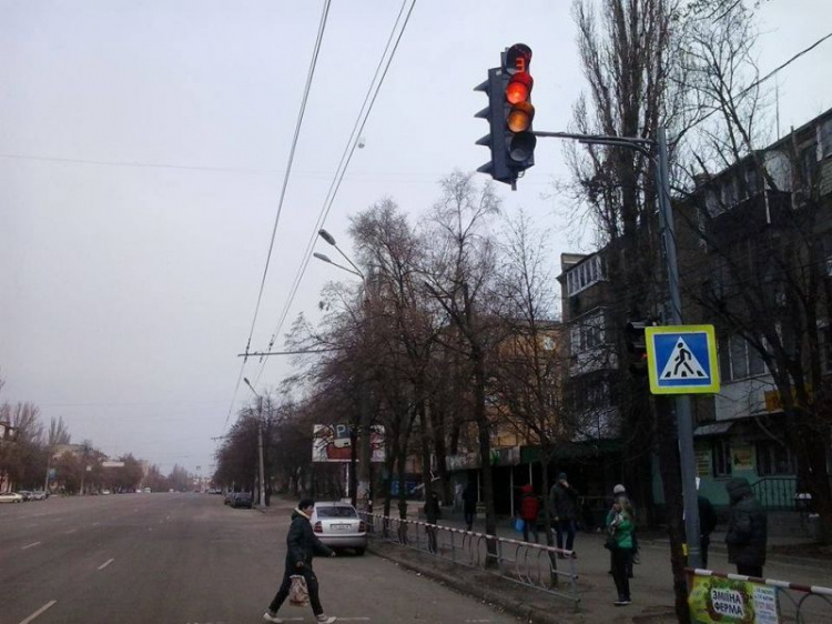 Ограждение установили, а "зебру" оставили: в Кривом Роге перенесли пешеходный переход (фото)