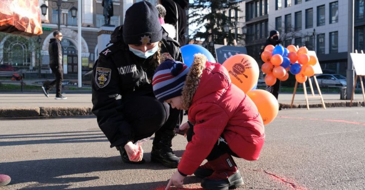 16 днів проти насильства: у Кривому Розі презентували проєкт «Червоний пісок»