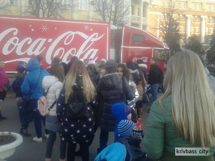 В Кривой Рог приехал праздник: по городу колесит новогодний грузовик с Санта-Клаусом (ФОТО+ВИДЕО)