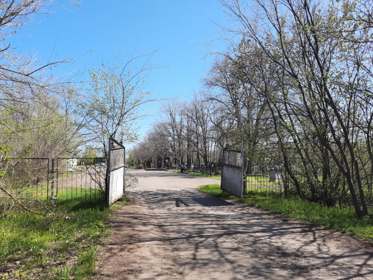 Як у поминальні дні буде їздити громадський транспорт у Кривому Розі: як можна доїхати до міських кладовищ