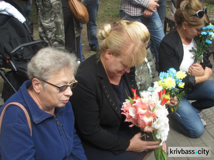 В Кривом Роге замкомбата стал на колени перед родственниками погибших под Иловайском (ФОТО)