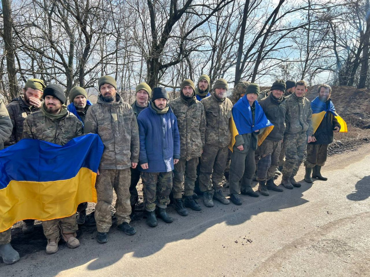 Наші вдома: сімох криворізьких нацгвардійців звільнили з російського полону