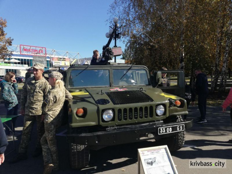 Танки, артиллерийские комплексы, минометы: в Кривом Роге проходит выставка военной техники (ФОТО)