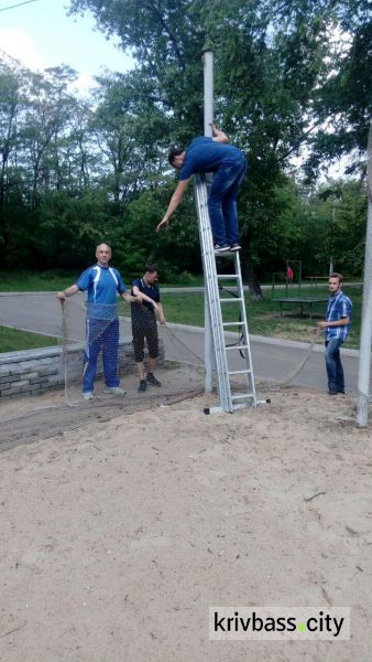 Чистый город: в одном из районов Кривого Рога благоустроили волейбольную площадку на берегу (ФОТОРЕПОРТАЖ)