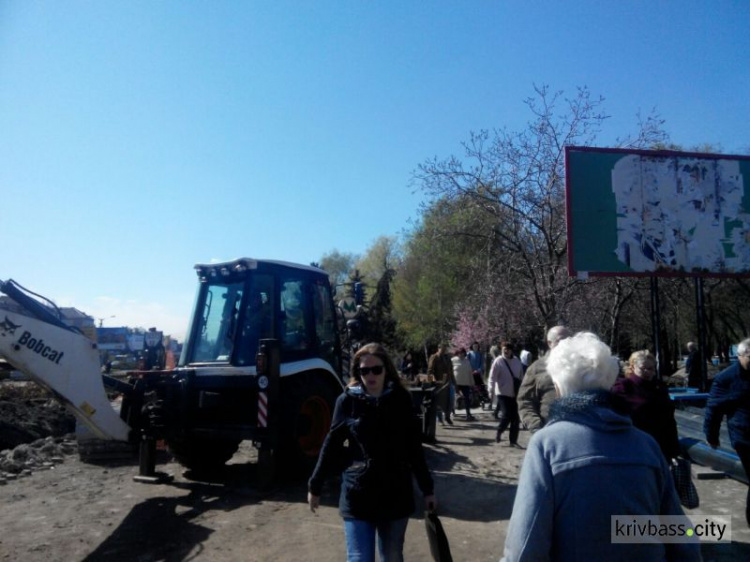 В Кривом Роге на станции скоростного трамвая пассажиров подвергают нешуточной опасности (фото)