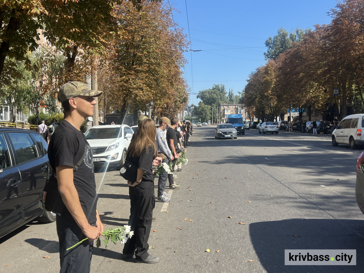 Живий коридор на честь полеглого захисника Данила Настича: як криворіжці прощалися з «Рижим»