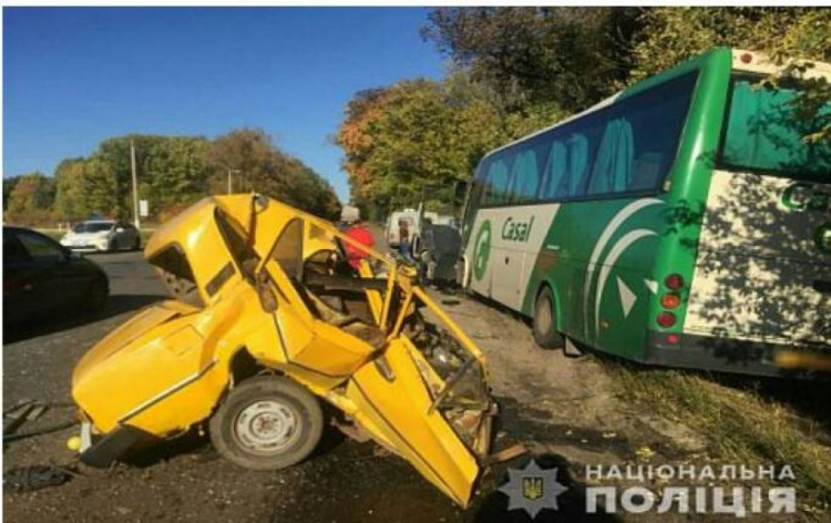 Есть пострадавшие: автомобиль ВАЗ врезался в рейсовый автобус Кривой Рог - Харьков (ФОТО)