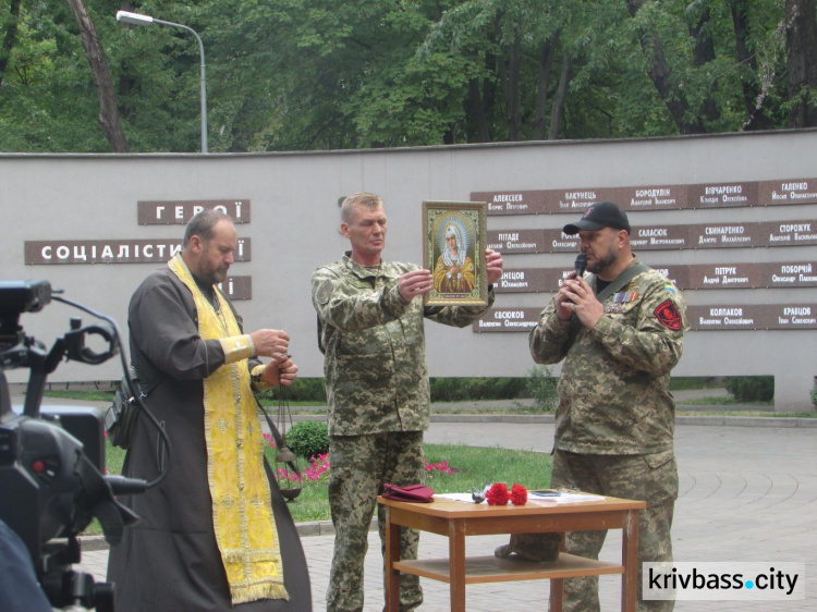 В Кривом Роге замкомбата стал на колени перед родственниками погибших под Иловайском (ФОТО)