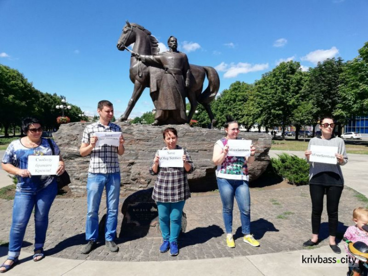 #SaveOlegSentsov: Криворожане провели акцию в поддержку политзаключенного в России Олега Сенцова (ФОТОРЕПОРТАЖ)