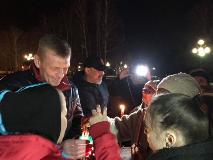 В Кривом Роге зажегся благодатный огонь из Иерусалима (ФОТО, ВИДЕО)