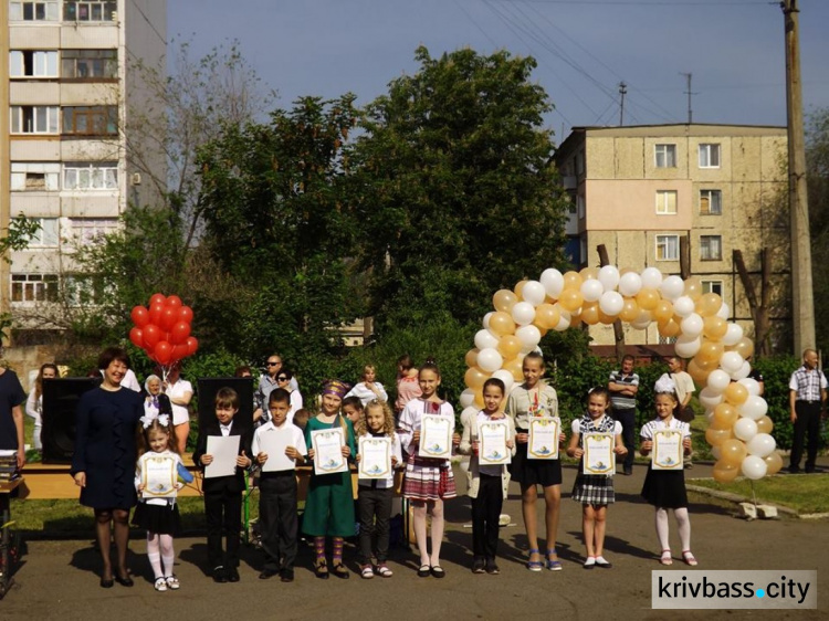 В Кривом Роге последний звонок прозвучал для 3145 выпускников  (ОБНОВЛЕНО)