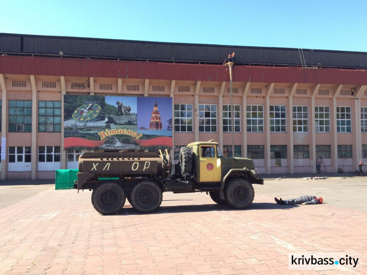 К профессиональному дню горноспасатели Кривого Рога провели показательные учения (ФОТО)