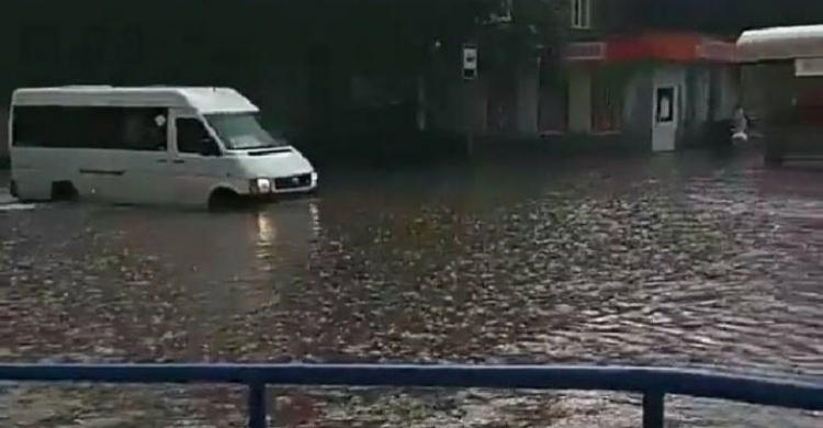 Кривой Рог после дождя превратился в Венецию (фото)