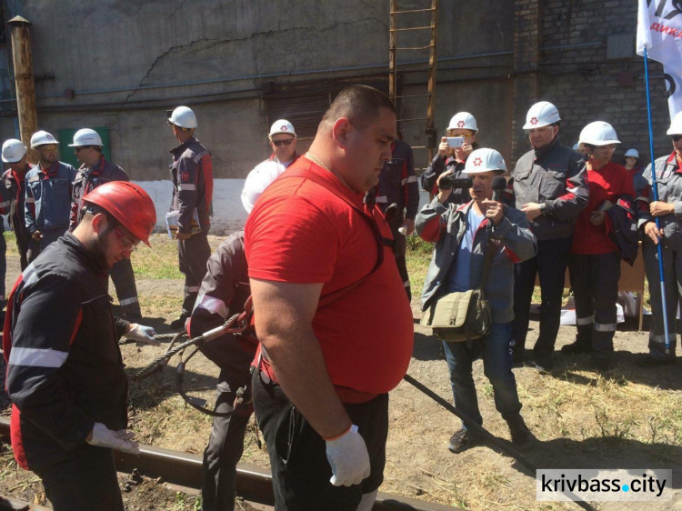 В Мариуполе стронгмены установили мировой рекорд и передали эстафету криворожским сталеварам (ФОТО+ВИДЕО)