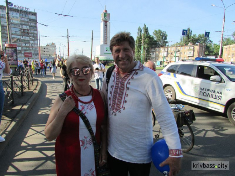 От мала до велика в национальной одежде: в Кривом Роге прошли парады вышиванок (фоторепортаж)