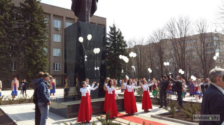 В Кривом Роге прошло торжественное открытие скульптуры (ФОТОРЕПОРТАЖ, ВИДЕО)