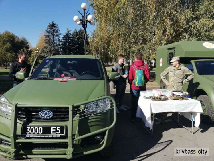 Танки, артиллерийские комплексы, минометы: в Кривом Роге проходит выставка военной техники (ФОТО)