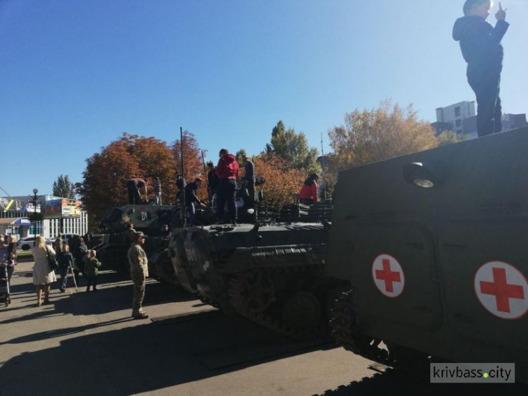 Танки, артиллерийские комплексы, минометы: в Кривом Роге проходит выставка военной техники (ФОТО)